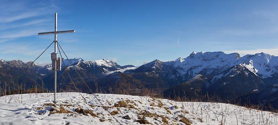 Gipfelkreuz der Donnersalpe mit Blick zum Erzberg