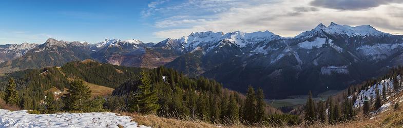 Links vom Erzberg das Hochschwabgebiet und rechts die Eisenerzer Alpen