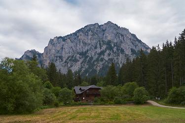 Die Süd-Ost-Wand der Pribitz vom Parkplatz 'Grüner See' aus gesehen