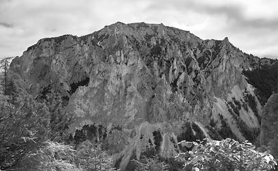 Auf dem Hochkontrast-Schwarzweißfoto erkennt man die vielen Felszähne der 'Kampelmauer' an der Meßnerin