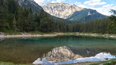 Der Grüne See im Abendlicht mit Spiegelbild der Messnerin