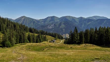 Schwarzbeeralm gegen Leobner (links)