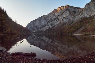 Die letzten Sonnenstrahlen spiegeln sich noch im Leopoldsteiner See