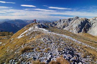 ...ein Blick gegen Westen zu Eisenerzer Alpen und Gesäuse, sowie die Kette der Niederen Tauern am Horizont