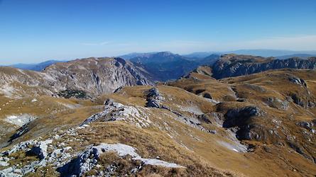 ...und gegen Osten zur Aflenzer Staritzen (links) und Mitteralm (rechts); in Bildmitte im Hintergrund die Hohe Veitsch