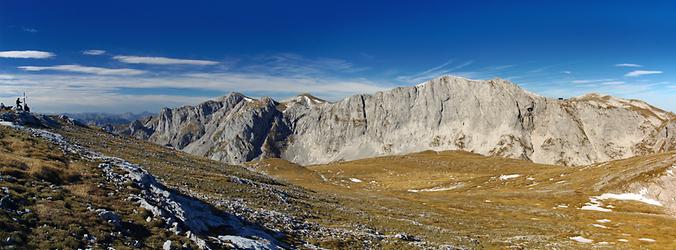 Hochschwabpanorama zu Schiestlhaus und Südwand. Links im Schatten gelegen das „G‘hackte“