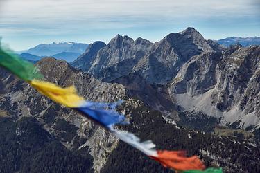 Ausblicke zum Hochtor mit dem bekannten 'Tellersack' und Dachstein (links im Hintergrund)