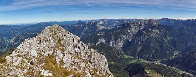 Über dem Nordostgipfel hinweg ein Fernblick zum Hochschwabgebiet sowie Tiefblick nach Radmer a.d. Stube