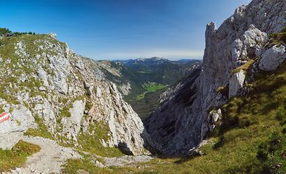 Tiefblick vom Hofertalturm nach Seewiesen und im Hintergrund die Hohe Veitsch