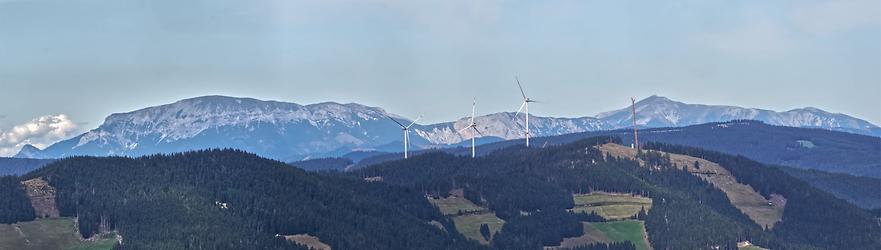 Fernblick über die Windheimat (Stanglalm) hinweg zur Heukuppe der Rax, Preinerwand und Schneeberg (v.l.n.r)