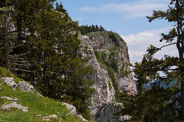 Blick zum Gipfelkreuz der Roten Wand