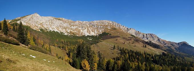 Blick vom Lahnboden oberhalb der Brunnalm zu den Hundsschupfenwänden