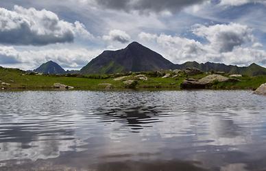 In einem Bergsee spiegelt sich der Schatten des Mellecks