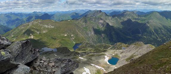 Blickrichtung Nord-Ost zu Zagelsee (links), Fischegelsee und dem türkisblauen Schobersee (rechts); dahinter die Wölzer- und Rottenmanner Tauern