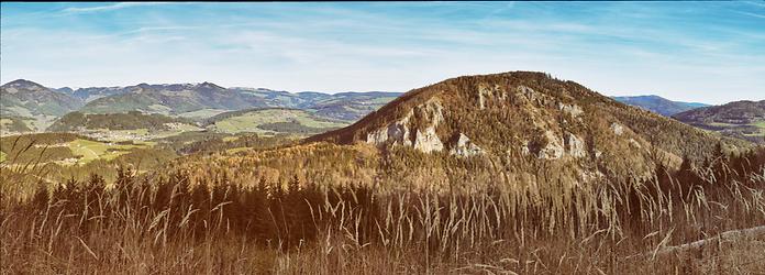 Die Gösserwand (eigentlich 'Wände') von Westen (Harling) gesehen. Im linken Teil der Passailer Kessel mit der Sommeralm dahinter