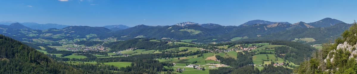 Panoramablick in den Passailer-Kessel mit der Roten Wand als Blickfang