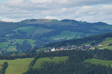 Ein Teleblick nach St. Kathrein am Offenegg