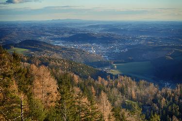 Herbstlicher Blick zur Energie-Stadt Weiz und in das untere Weiztal nach St. Ruprecht/Raab; am Horizont Gleichenberger- und Stradner-Kogel