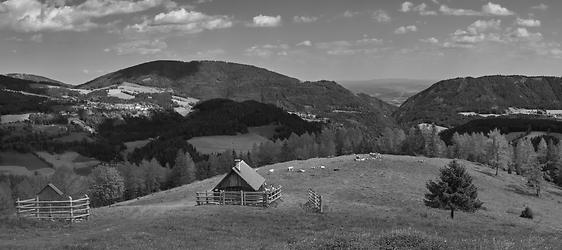 Blick von der Hohenauer-Ochsenhalt von Norden durch die Weizklamm: Patschaberg (links) und Wolfsattel (rechts)