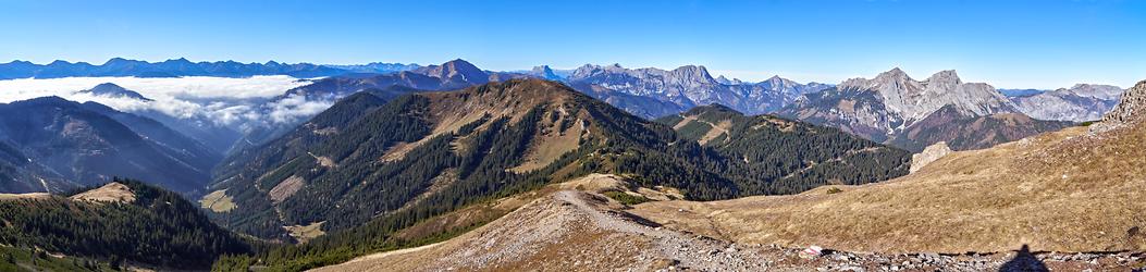 Wildfeld Richtung Westen: Niedere Tauern (links) und Gesäuse