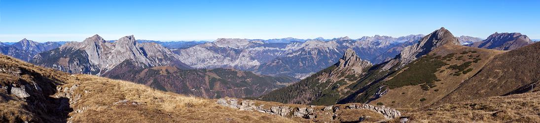 Wildfeld gegen Norden: Kaiserschild (links), Hochschwabmassiv (mitte), Stadelstein (rechts), Eisenerzer Reichenstein (rechts außen)