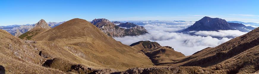 Wildfeld in Richtung Süd-Ost: Speikkogel und Stadelstein (links), Eisenerzer Reichenstein (mitte) sowie Reiting/Gößeck (rechts)