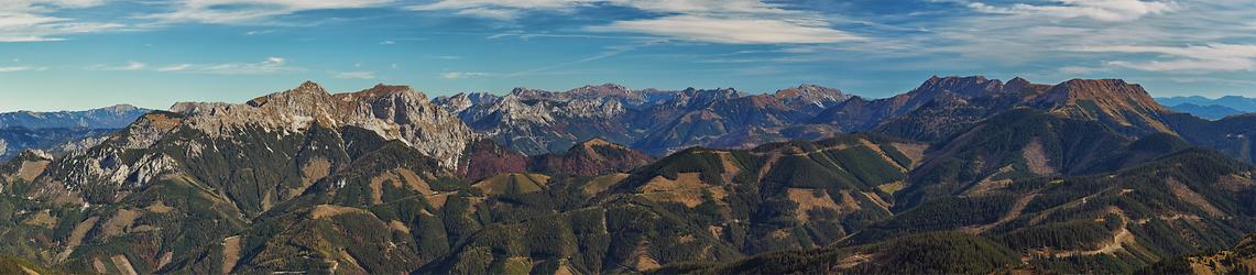 Nach Osten sind die Eisenerzer Alpen und das Hochschwabgebiet zu sehen
