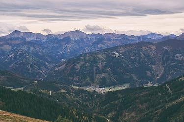 Wald am Schoberpass im Liesingtal, dahinter Seckauer- und Triebener-Tauern