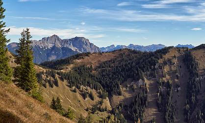 Hinter dem Brunnecksattel bauen sich Kaiserschild und Hochkogel auf. Rechts im Hintergrund das Hochschwabgebiet