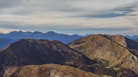 Rechts im Vordergrund: Lahnerleitenspitze und Leobner; links im Hintergrund: Großer Bösenstein, Dreistecken und Hochheide; der Dachstein in der Ferne