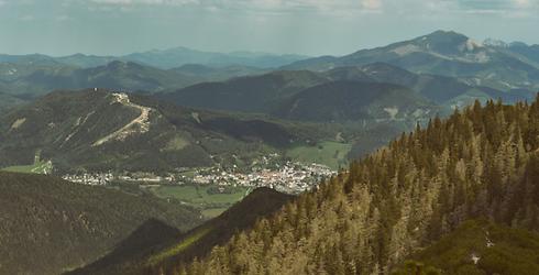 Tiefblick vom Oischingkogel nach Mariazell; links die Bürgeralpe und die höchste Erhebung rechts ist der Göller
