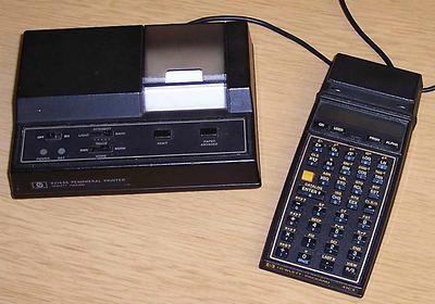 Zum Beispiel: Der HP-41CX mit Magnetkartenleser mit Thermodrucker (Foto: Robert Kropf, GNU FDL)