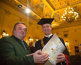 Bernhard Reismann und Rektor Harald Kainz räsentieren die Festschrift