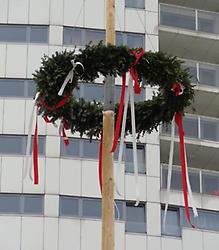 Maibaum vor Hochhaus, Wien 16, Foto: Doris Wolf, 2013