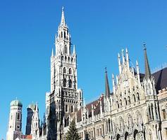 Das Glockenspiel am Rathaus ist ein Wahrzeichen von München. Foto: H. M. Wolf, 2019