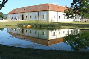 Wirtschaftsgebäude in Schlosshof, NÖ. Foto: Doris Wolf, 2012