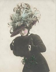 Modischer Damenhut. Postkarte um 1890. Gemeinfrei