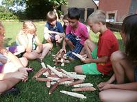 Kinder spielen mit Maiskolben, Foto: Anna Thaller