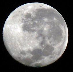 Mond aufgenommen mit 500 mm Brennweite (Kleinbild) in Limni/Griechenland am 15.5.2014