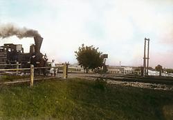 Südbahn: Übergang bei Hetzendorf. Wien, XII. Handkoloriertes Glasdiapositiv. Um 1910.