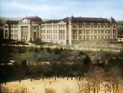 Das 1909 - 1918 errichtete Technische Museum in Penzing (Wien XIV). Wien. Handkoloriertes Glasdiapositiv. Um 1920