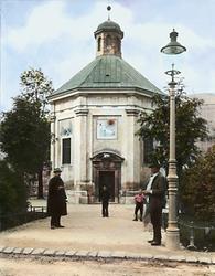 Die Brigittakapelle in der Brigittenau. Wien XX. Handkoloriertes Glasdiapositiv. Um 1910.