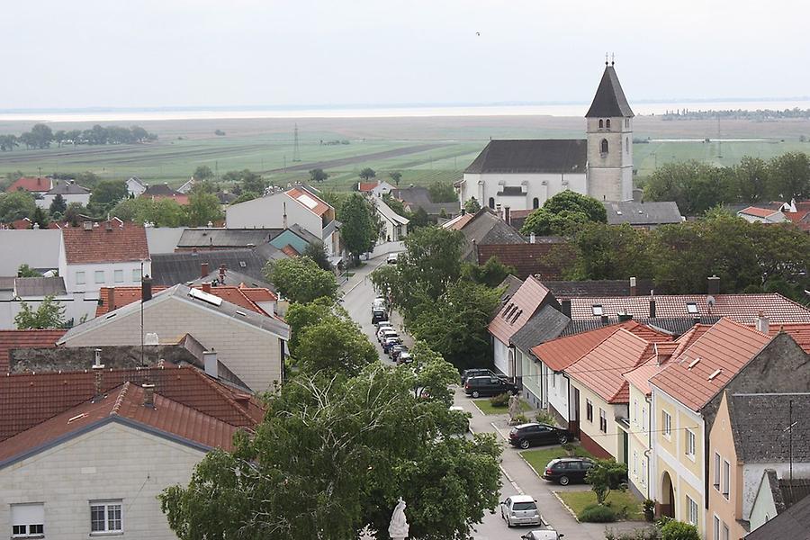 Breitenbrunn, Blick vom Wehrturm zur Pfarrkirche