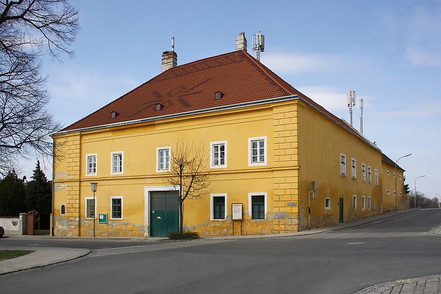 Das Gebäude der ehemaligen Esterhazyschen Gutsverwaltung in der burgenländischen Marktgemeinde Hornstein.