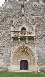 Kirche Mariae Himmelfahrt: Westseite: Spätgotisches Trichterportal