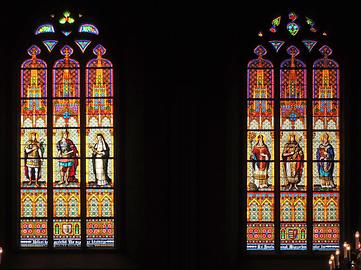 Fenster mit gotischer Glasmalerei
