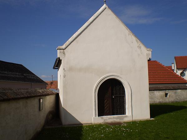 Karner Grabkapelle im Kirchenhof.JPG