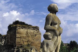 Römersteinbruch mit Skulptur (Bildhauer-Forum)