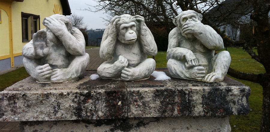 Skulptur Nichts sehen nichts hören nichts reden