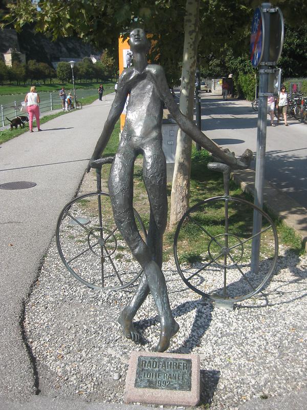 Elisabethkai Höhe Makartsteg, Bronzeplastik Radfahrer von Lotte Ranft 1992